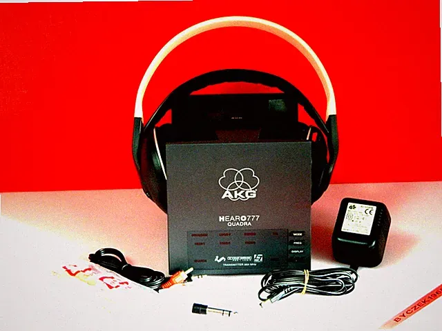 AKG HEARO 777 QUADRA Stereo Wireless Bügelkopfhörer mit Zubehör TOP Zustand .