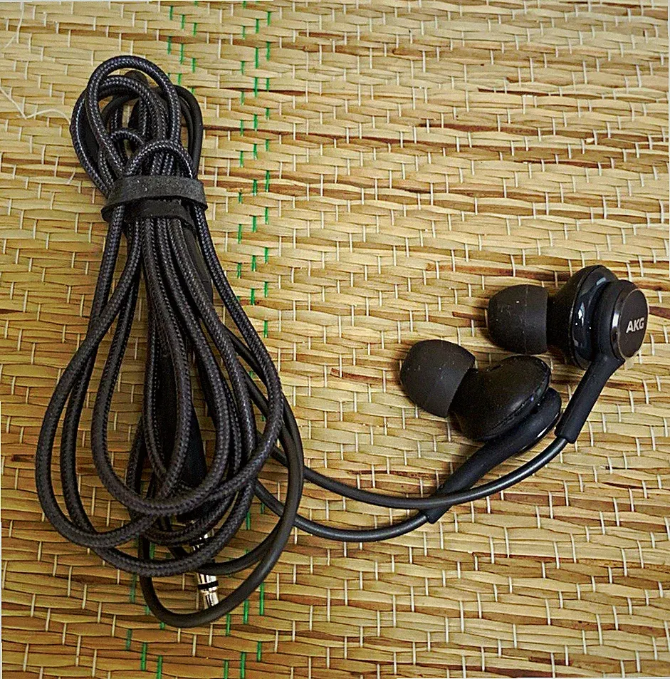 AKG In-Ear-Kopfhörer kabelgebunden 3,5mm Schwarz (Doppelt)