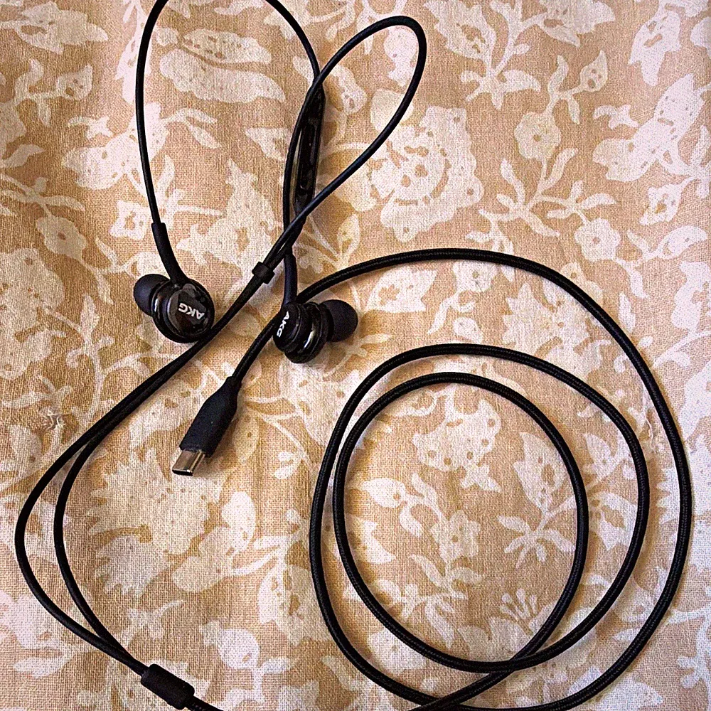 AKG In-Ear Kopfhörer USB-C kabelgebunden, Schwarz, doppelte Ohrhörer