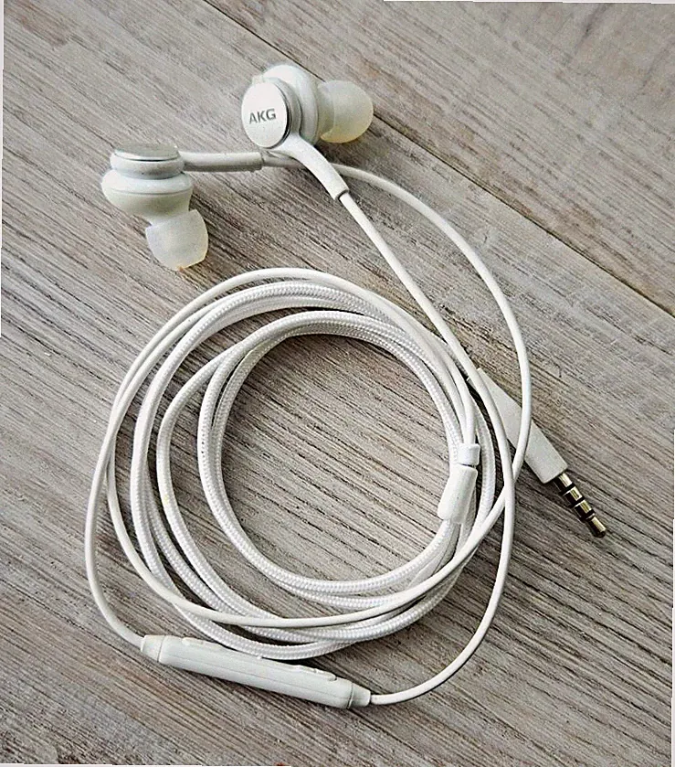 AKG In-Ear-Kopfhörer weiß, 3,5 mm Klinke, Mikrofon, Anruffunktion