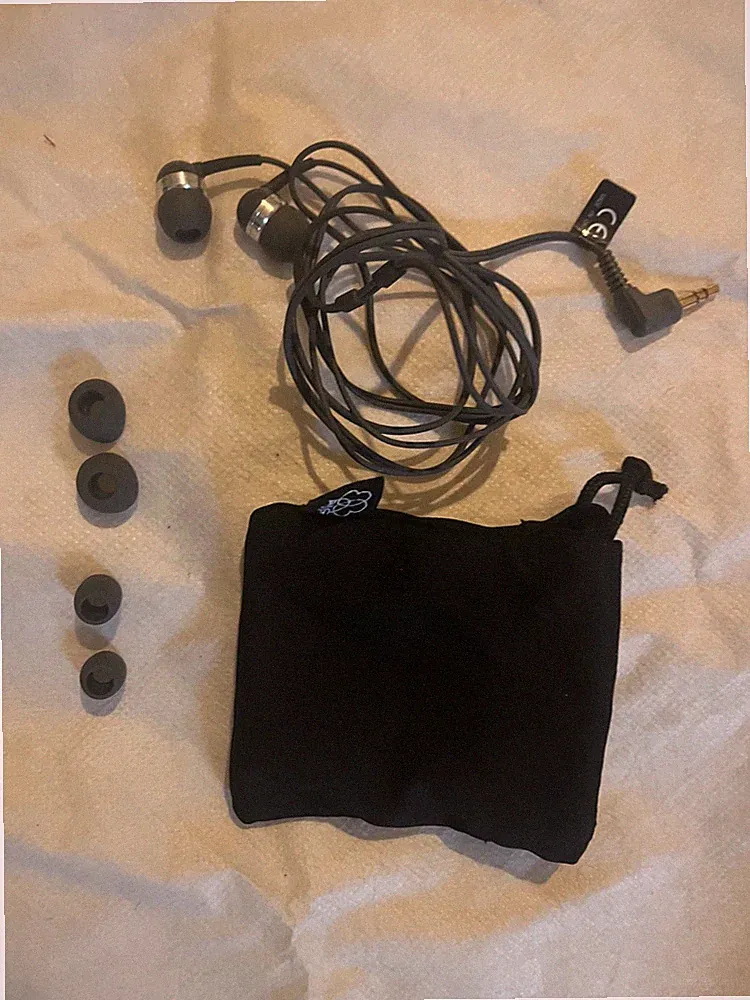 AKG IP2 In-Ear Monitor Kopfhörer – professionelle IEMs – inkl. Tasche & 3 Größen