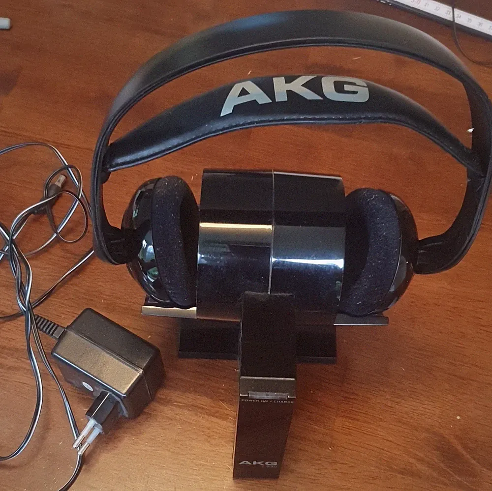 AKG K 930 Funk On-Ear Kopfhörer mit T 930 Sender/Ladestation, Schwarz
