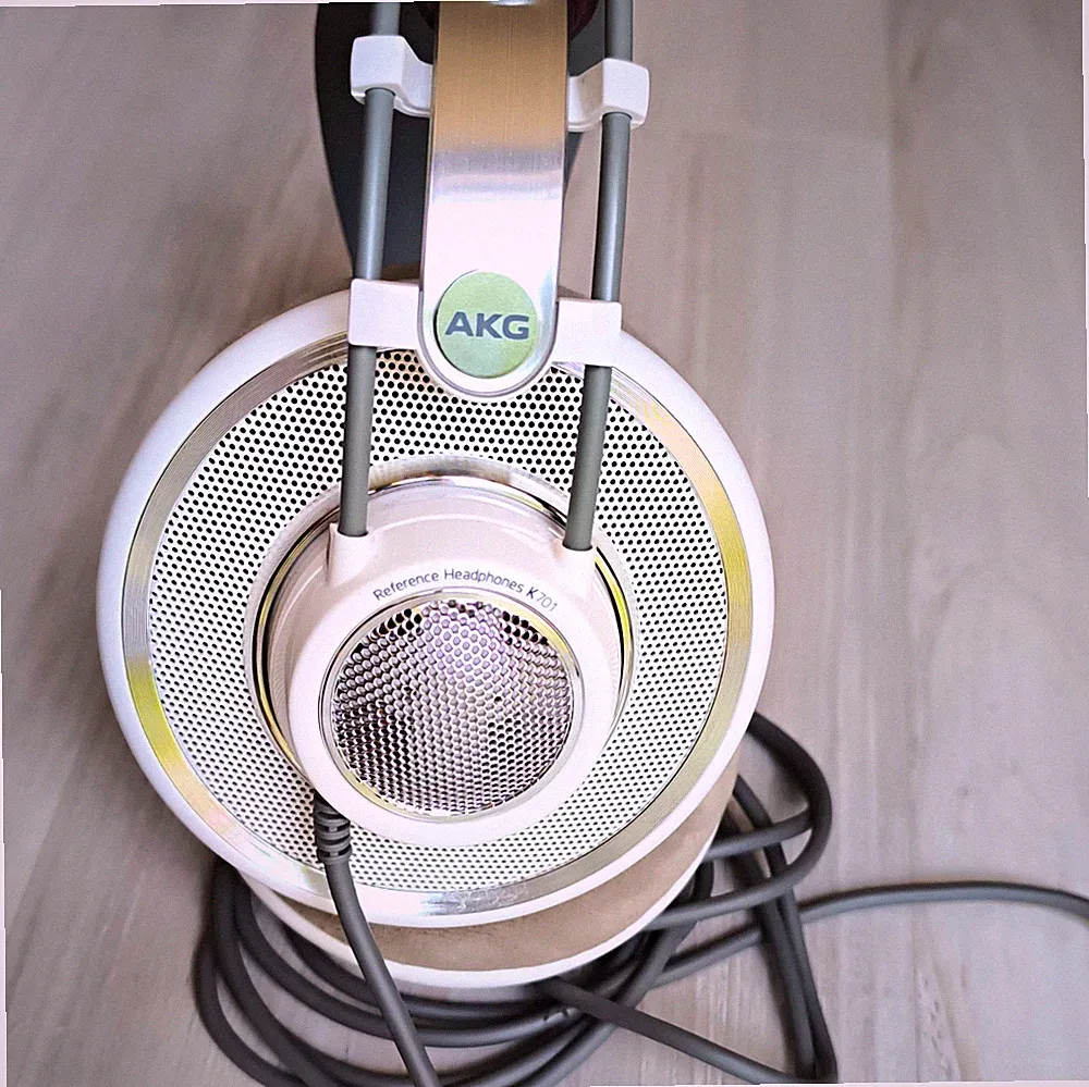 AKG K701 ohrumschließende Kopfhörer offen kabelgebunden Stereo weiß/grau 6,35