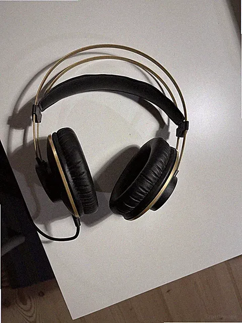 AKG K92 Ohrumschließende Kopfhörer, Gold/Matt Schwarz, Kabelgebunden