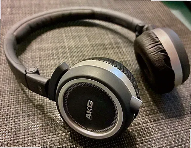AKG Kopfhörer K450 mit Aufbewahrungscase Komplettset mit Klinkenkabel, Adapter