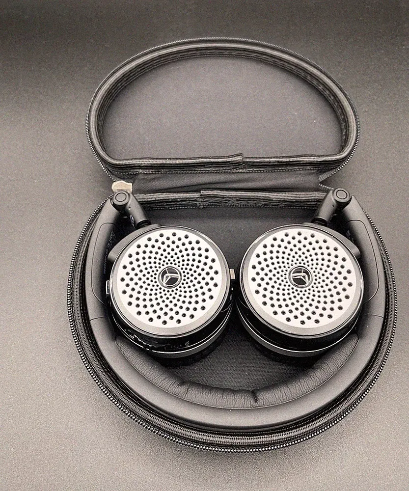 AKG P104 Bluetooth On-Ear Kopfhörer Kopfbügel kabellos Schwarz/Silber