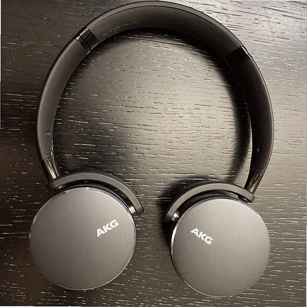 AKG Y500 Premium Over-Ear Bluetooth Wireless Kopfhörer in Schwarz