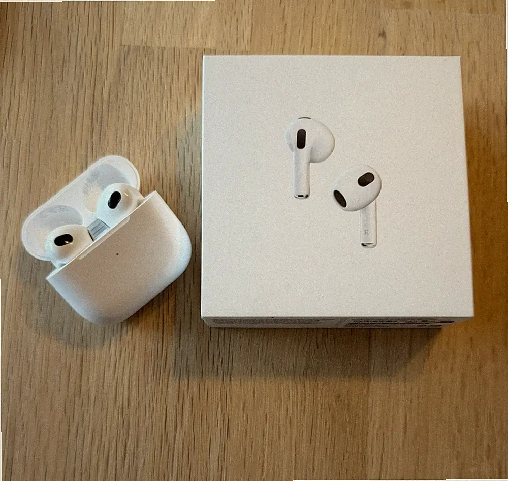 Apple AirPods 3. Generation Kopfhörer MME73ZM/A mit MagSafe Ladecase Neuwertig