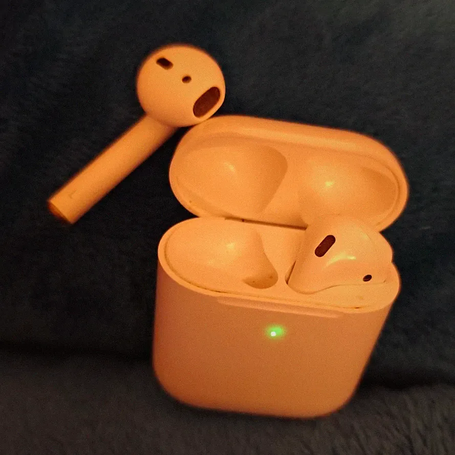 Apple AirPods In-Ear-Kopfhörer Bluetooth kabellos mit Ladecase Weiß Mic