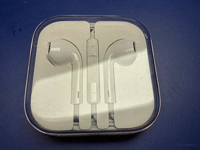 Apple EarPods Kopfhörer, kabelgebunden, weiß, doppelt, Plastikcase