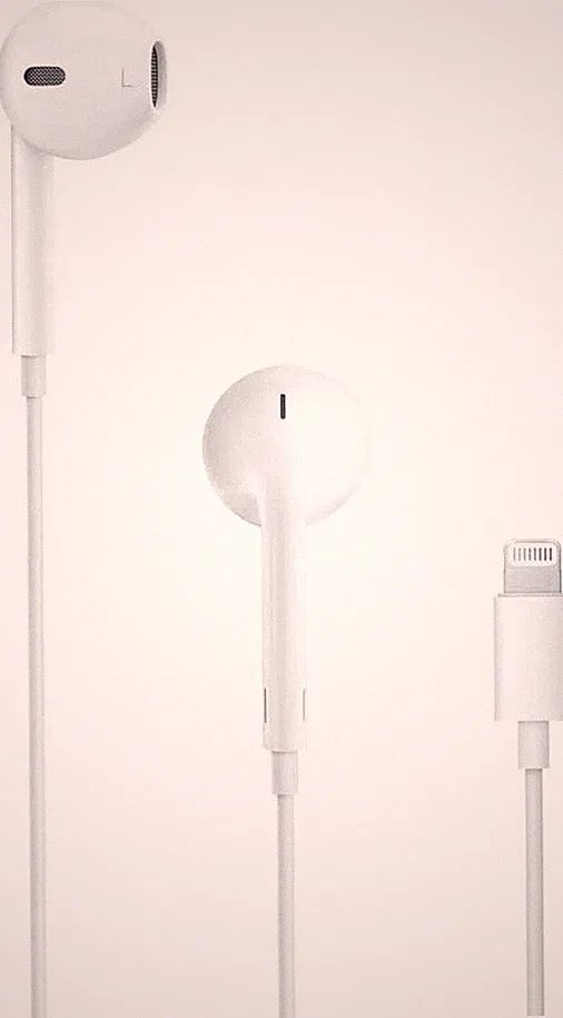 Apple EarPods (Lightning) In-Ear Kopfhörer Kabelgebunden Weiß (MWTY3ZM/A)