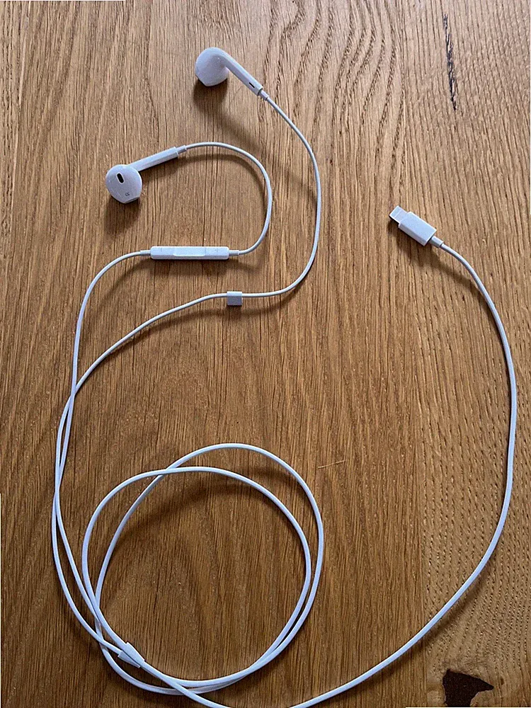Apple Kabelgebundene Kopfhörer / Lightning-Anschluss / Neu ohne Verpackung