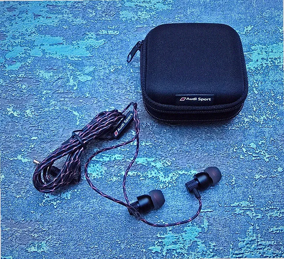 Audi Sport In Ear Kopfhörer schwarz/rot Headset Mikrofon Fernbedienung NEU OVP