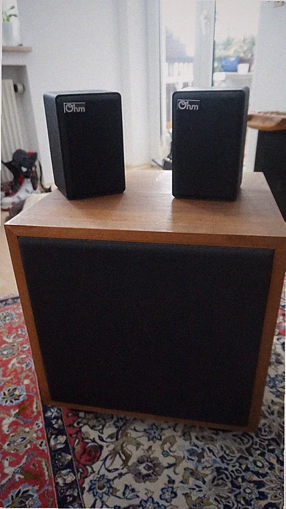 Basswürfel mit 2 Satellitboxen OHM und Kopfhörer