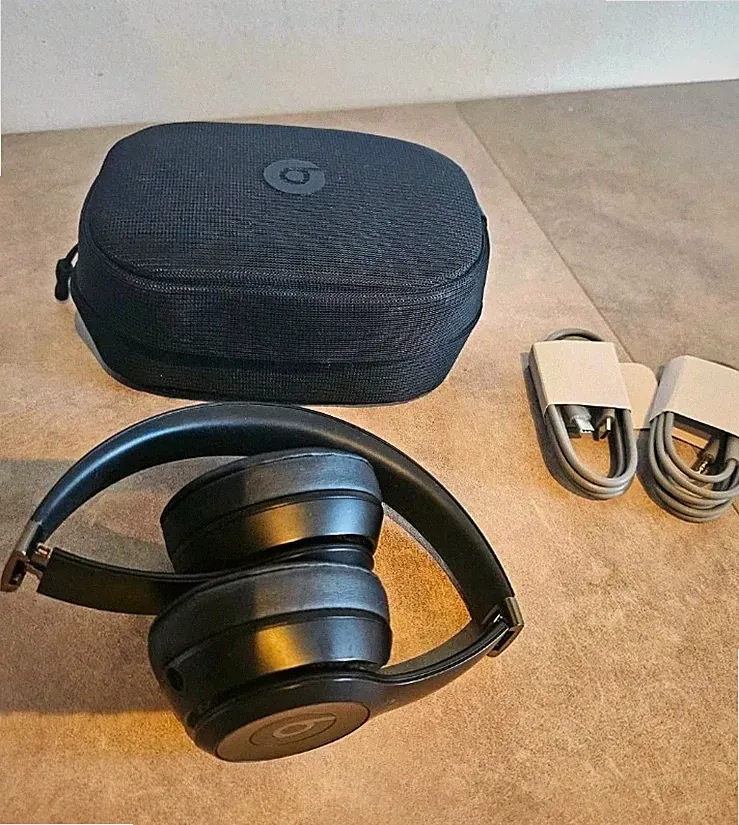 Beats by Dr. Dre Solo 4 Bluetooth On-Ear Kopfhörer Schwarz mit Etui, 2 Kabel