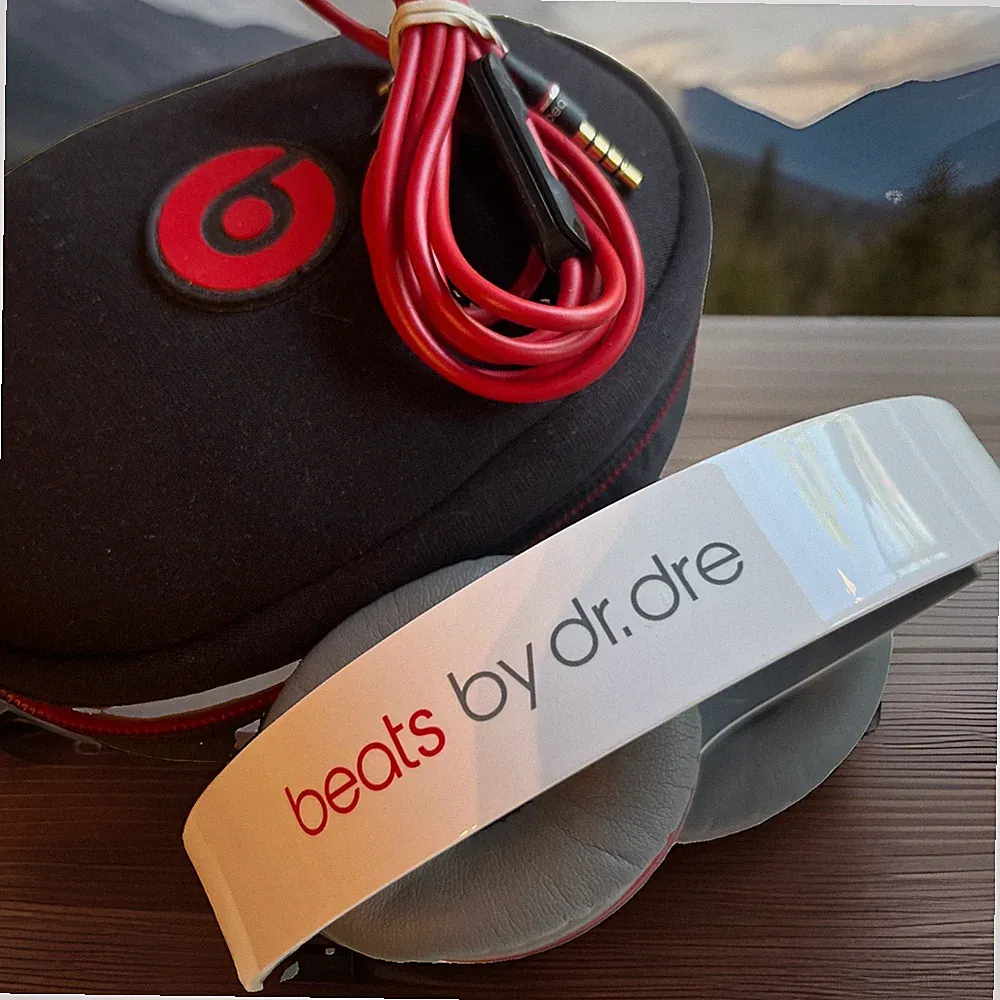 Beats by dr. Dre Solo HD On-Ear Kopfhörer Weiß mit silbernen Akzenten mit Case