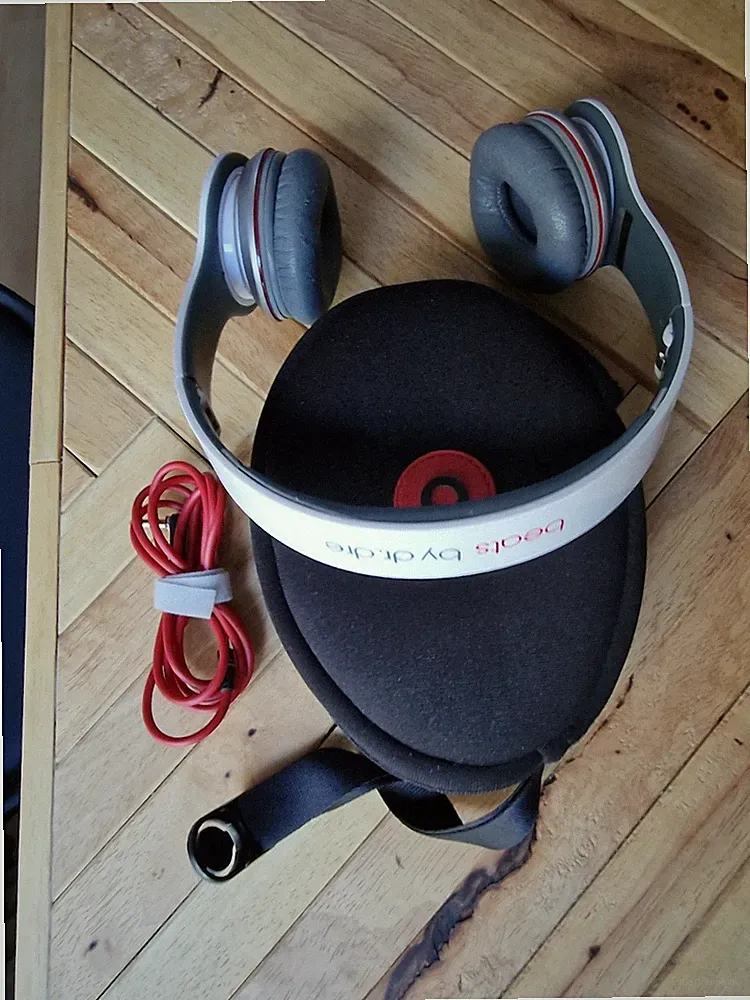 Beats Kopfhörer by Dr. Dre Solo HD weiß mit Kabel und Tasche, Headphones origin
