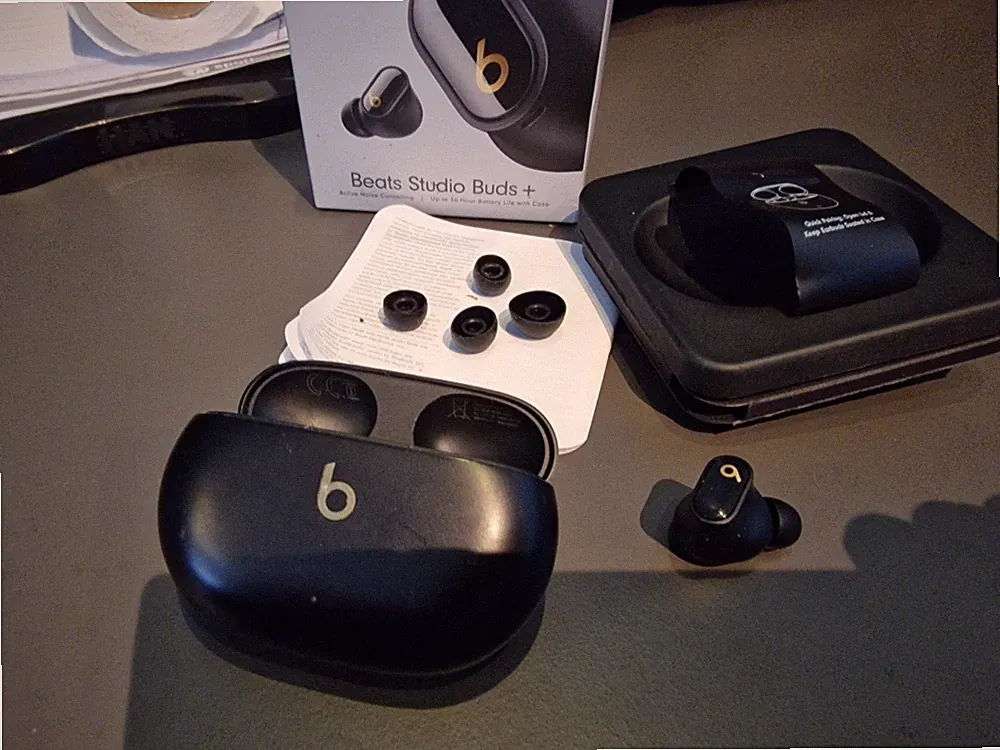 Beats Studio Buds Plus Links Ohrhörer