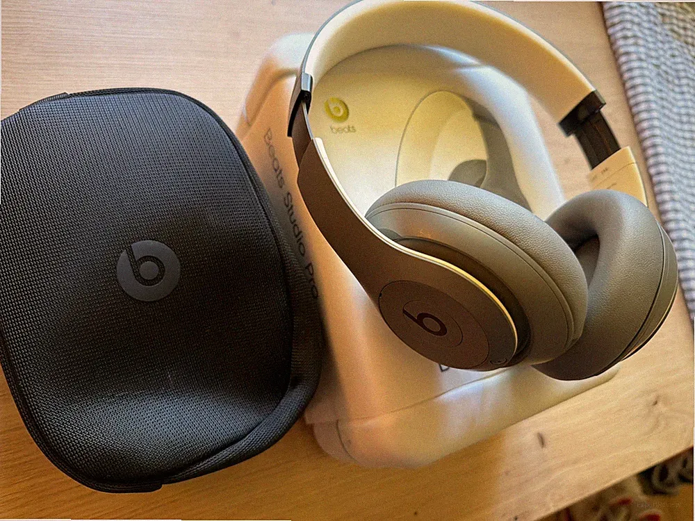 Beats Studio Pro Kabellose Bluetooth, Noise-Cancelling-Kopfhörer, Sandgrau