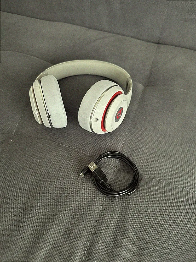 Beats Studio Wireless On-Ear Kopfhörer Bluetooth kabellos Kopfbügel Weiß/Rot
