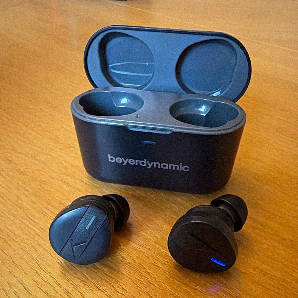 beyerdynamic Free BYRD True Wireless In-Ear Bluetooth Mikrofon Schwarz +Case