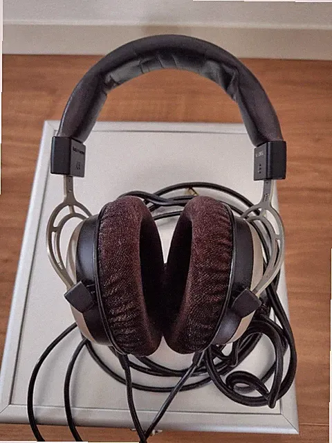 Beyerdynamic T1 1st Gen Wired Audiophile Headphones XLR 4-pin specification