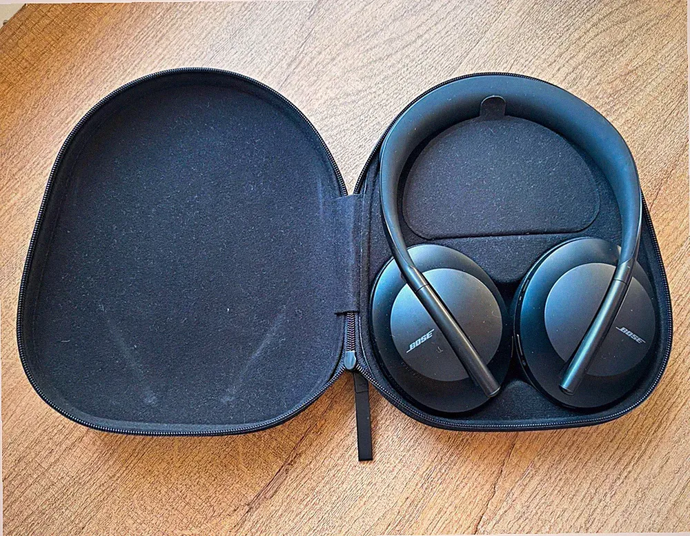 Bose 700 Bluetooth Over-Ear Kopfhörer Schwarz mit Etui, Kabel & Ohrpolster