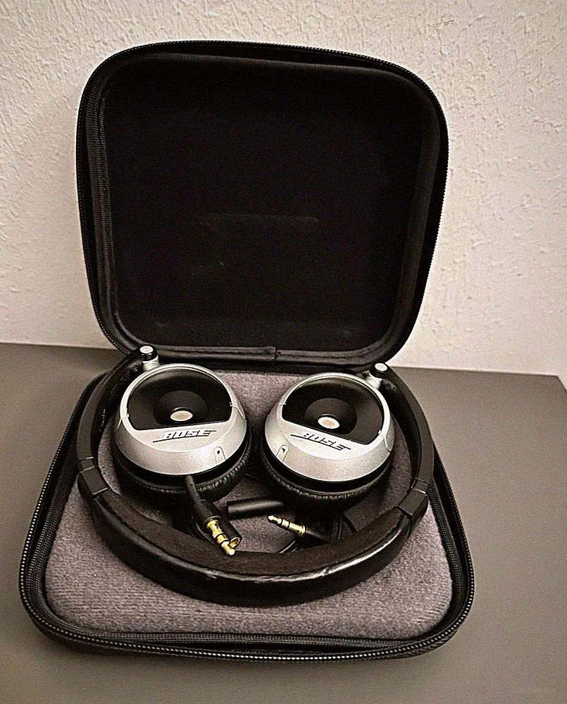 Bose On-Ear ohraufliegende Kopfhörer Kopfbügel 3,5 mm Schwarz/Silber Etui