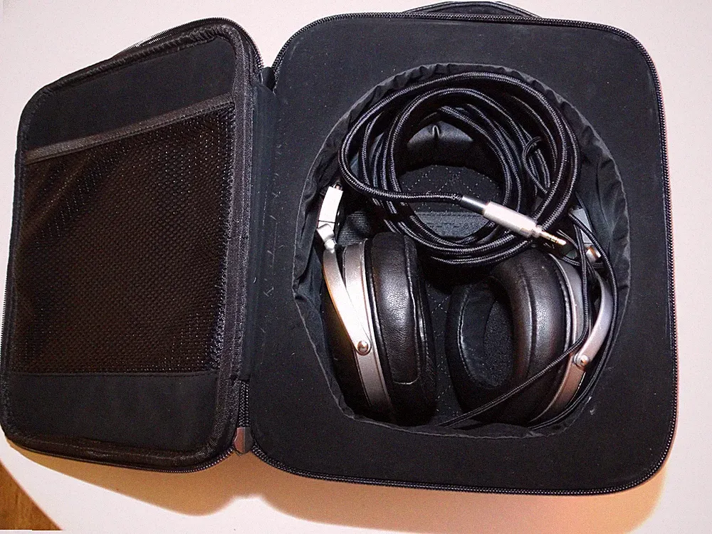 Denon AH D2000 mit USB C Adapter und Ledertasche