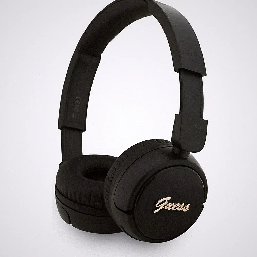 Guess Bluetooth 5.3 Over-Ear-Kopfhörer mit Metalllogo und schwarzer Schrift