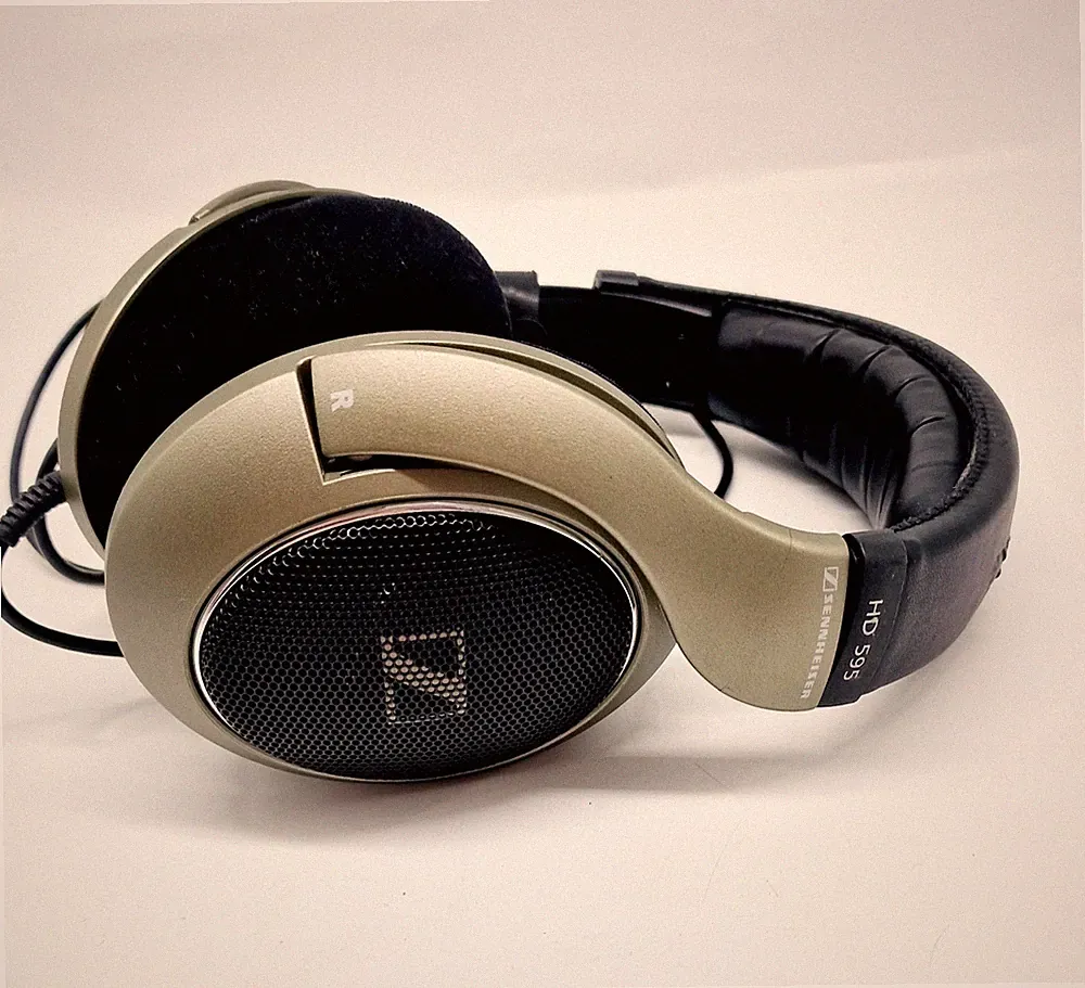 Hi-Fi-Kopfhörer Sennheiser HD 595 charakteristischen metallic-beigen Ton