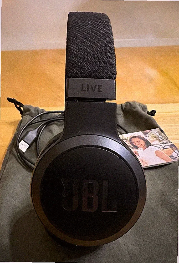 JBL LIVE 670NC On-Ear Kopfhörer Schwarz USB-C Kabel, Beutel, Quick Start Guide
