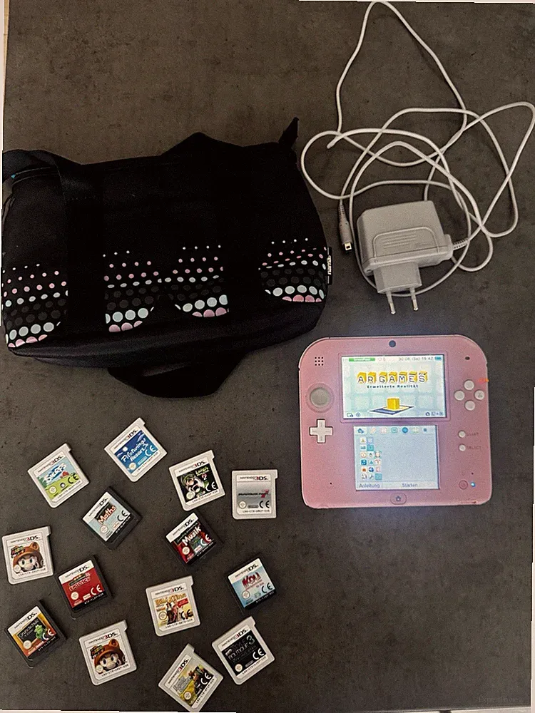 Nintendo 2ds mit vielen Spielen, einer Tragetasche und einem Original Ladekabel