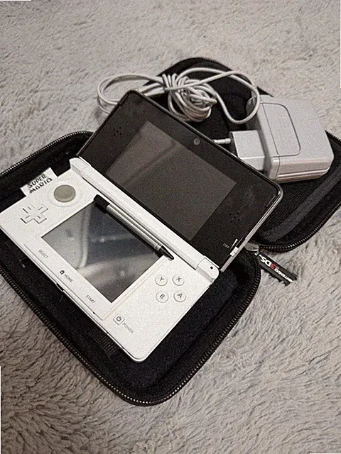 Nintendo 3DS Weiß Handheld Konsole mit Schutztasche und Spiele