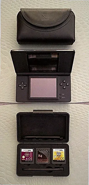Nintendo DS Lite Handheld-Konsole Schwarz mit Ledertasche, R4 & Spiele