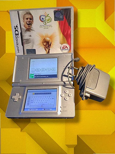 Nintendo DS Lite Silber mit FIFA WM 2006 Spiel und Ladekabel