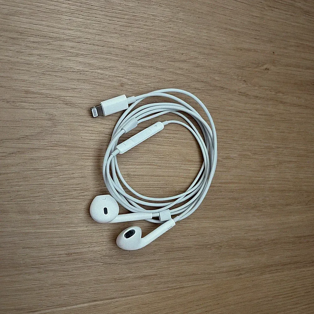 Original Apple In-Ear Kopfhörer kabelgebunden mit Lightning-Anschluss.neuwertig