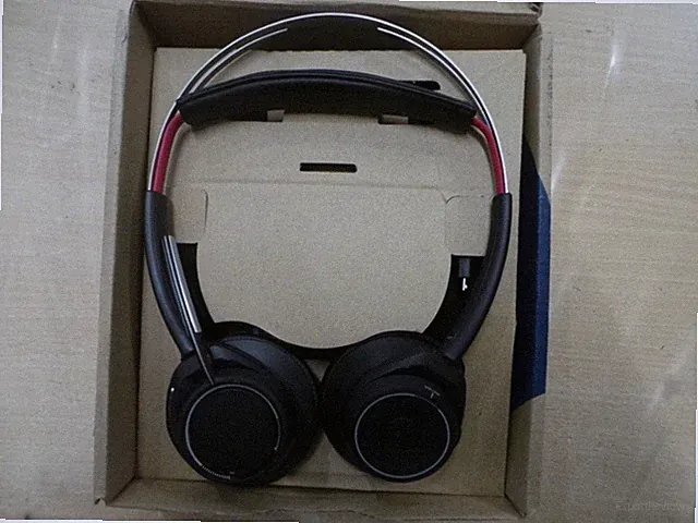 Plantronics Voyager Focus UC B285-M On-Ear Headset Ausstellungsstück mit Tasche