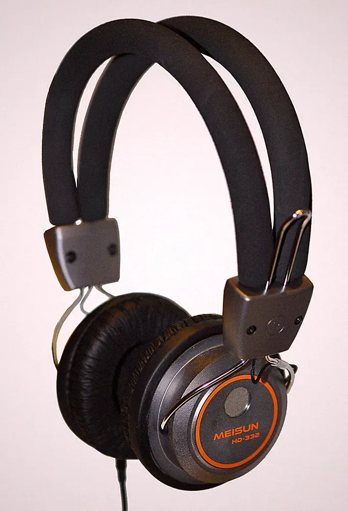 Premium On-Ear-Kopfhörer, ultra-leichter, Aluminiumgehäuse, Super Bass, HD332MS