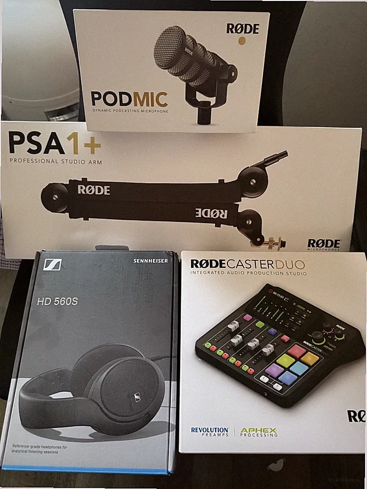 RodeCaster Duo set mit XLR Kabel, Kopfhörer, Mikrofon und Mikrofonarm