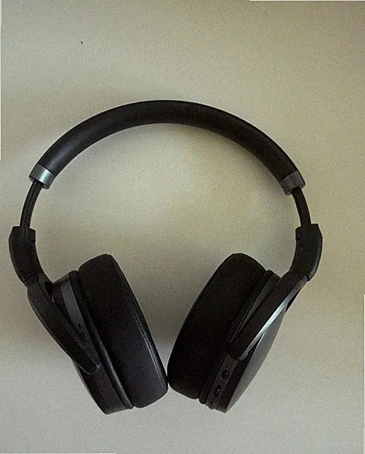 Sennheiser HD 4.40 BT (with wireless Bluetooth, ear-closing)