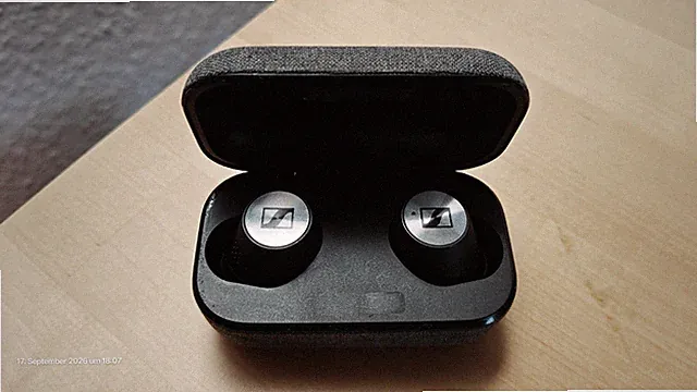 Sennheiser MOMENTUM True Wireless 2 M3IETW2 + Ladecase – rechter Hörer gelöst