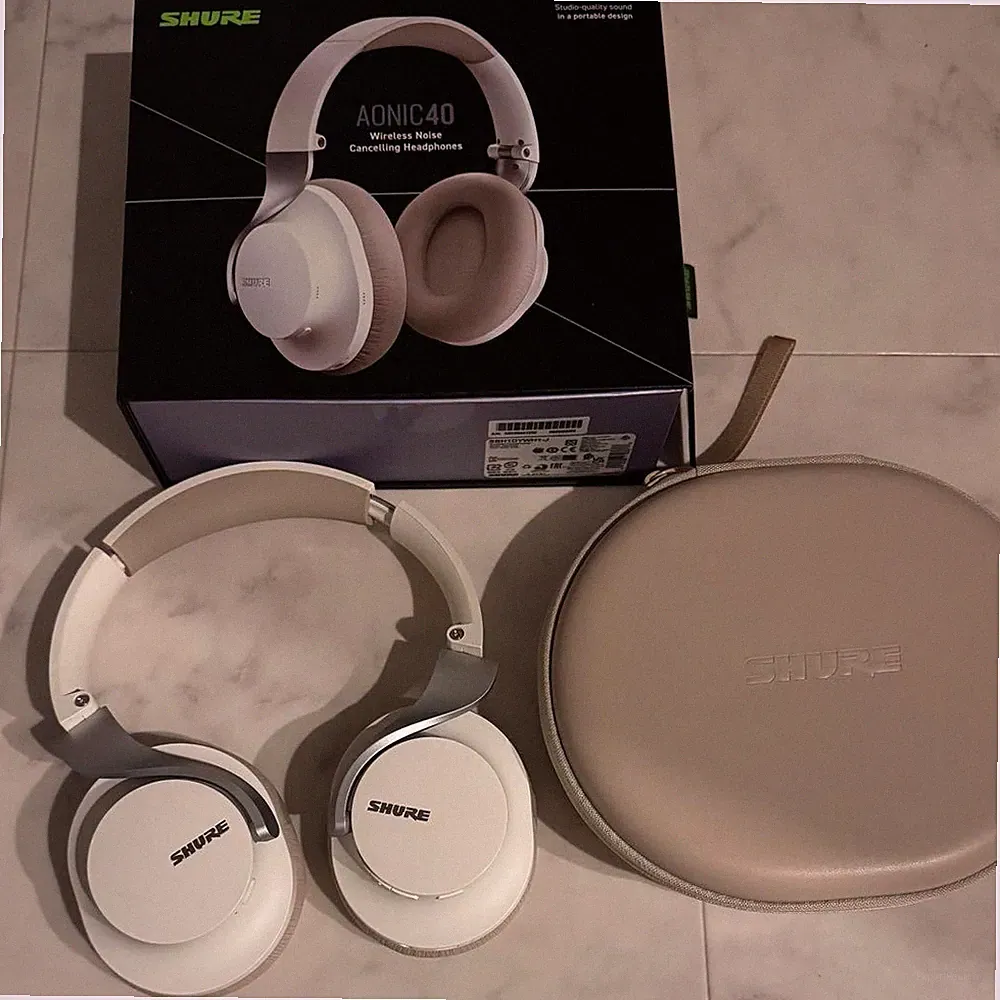 Shure AONIC 40 Wireless Noise Cancelling Over-Ear Kopfhörer Weiß mit Hülle