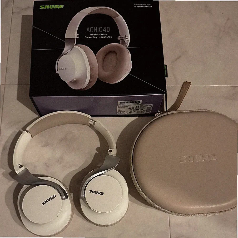 Shure AONIC 40 Wireless Noise Cancelling Over-Ear Kopfhörer Weiß mit Hülle