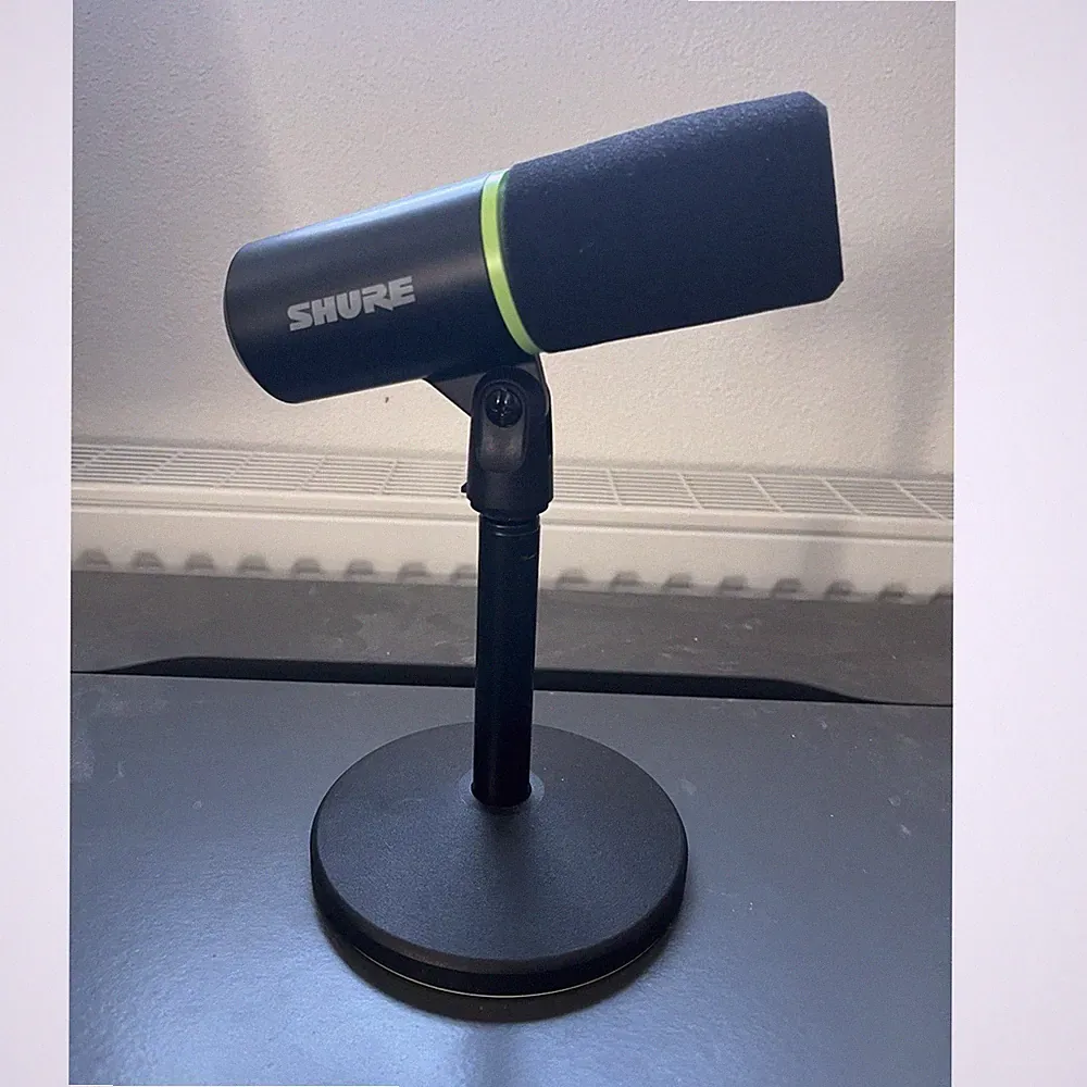 Shure MV6 Gaming USB-C Mikrofon freistehend mit Tischständer, Schwarz
