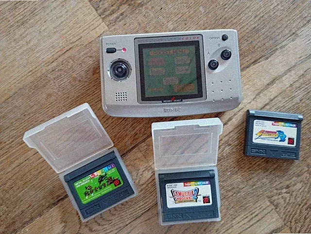SNK Neo Geo Pocket Color Silber + 3 Spiele (Metal Slug 2nd, Samurai 2, KoF)