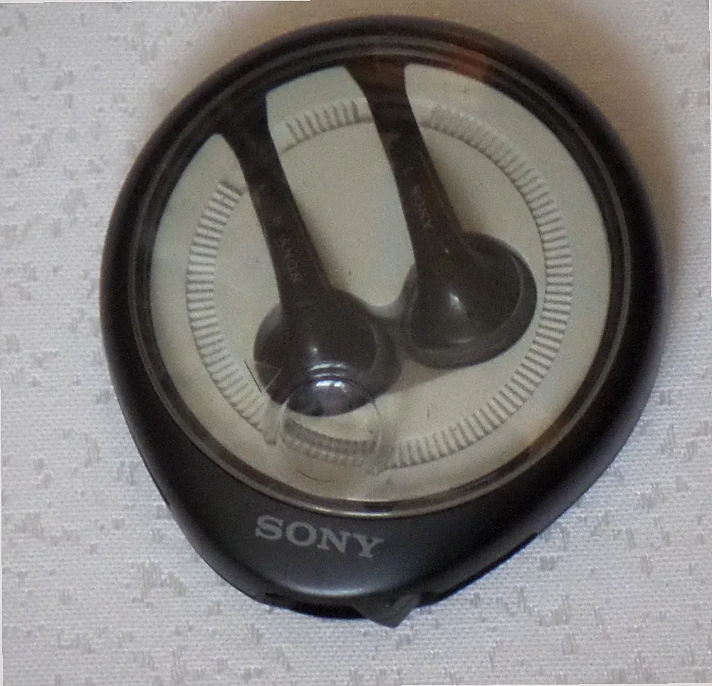 Sony Kopfhörer mit Kabel aufgerollt in der Box NEU