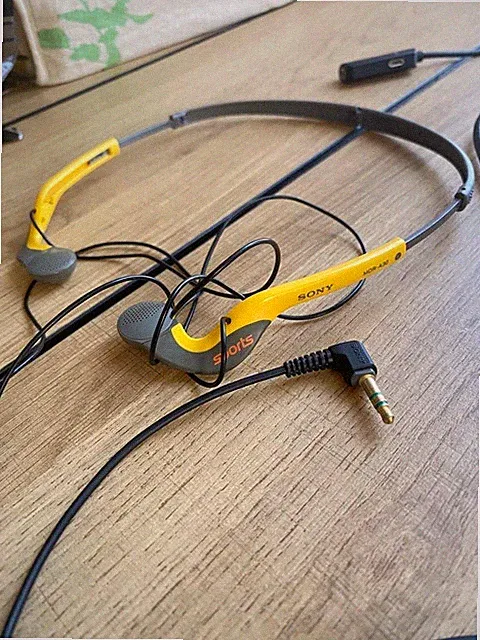 Sony MDR-A30 kabelgebundene Sportkopfhörer mit Nackenbügel leichte stabile...