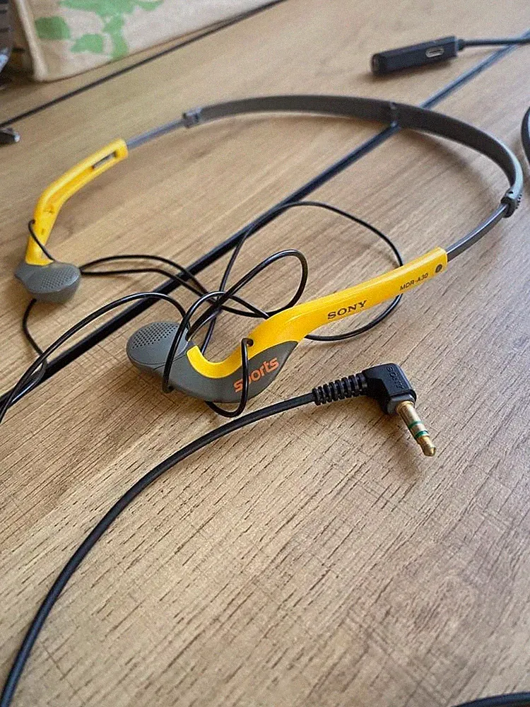 Sony MDR-A30 kabelgebundene Sportkopfhörer mit Nackenbügel leichte stabile Pa...