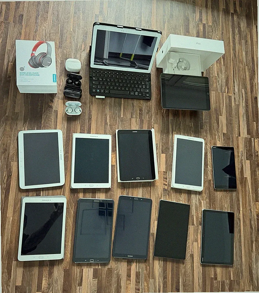 Tablet + Kopfhörer Konvolut - Samsung / Apple / JBL